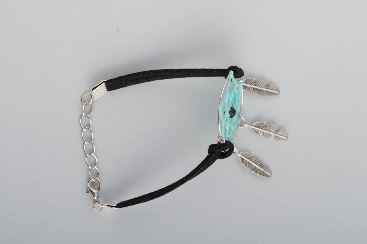 Bracelet fait main en lacets de daim avec pendeloques noir Capteur de rêves photo 4