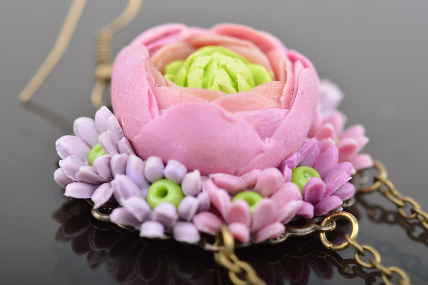 Boucles d'oreilles pendantes avec fleurs en pâte polymère mauves faites main photo 5