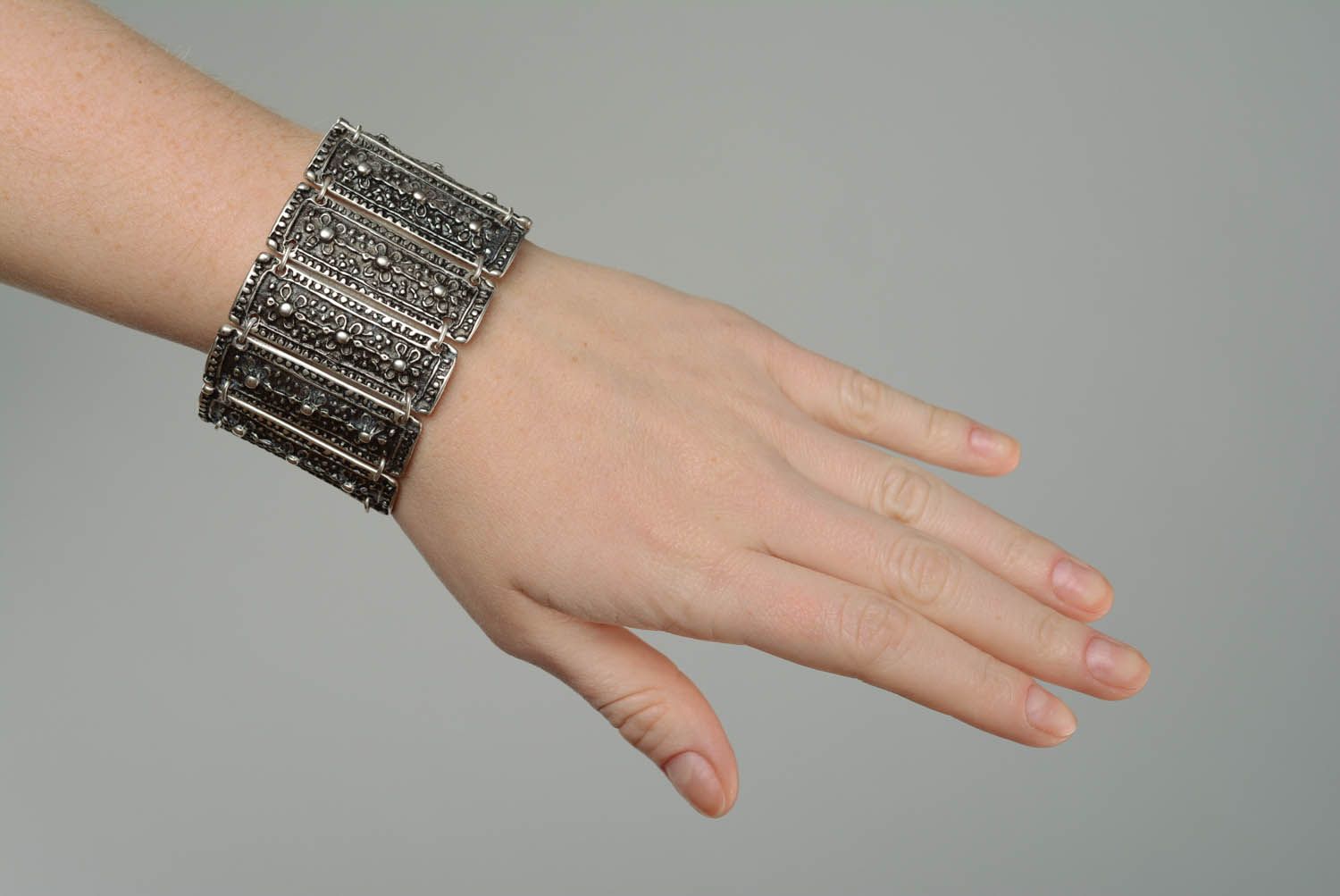 Stilvolles Armband aus Metall foto 5