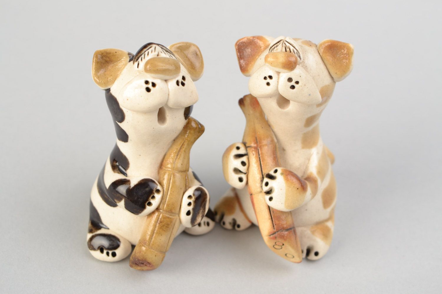 Künstler handmade Deko Figuren aus Ton mit Glasur bemalt Katzen mit Wurst 2 Stück  foto 1
