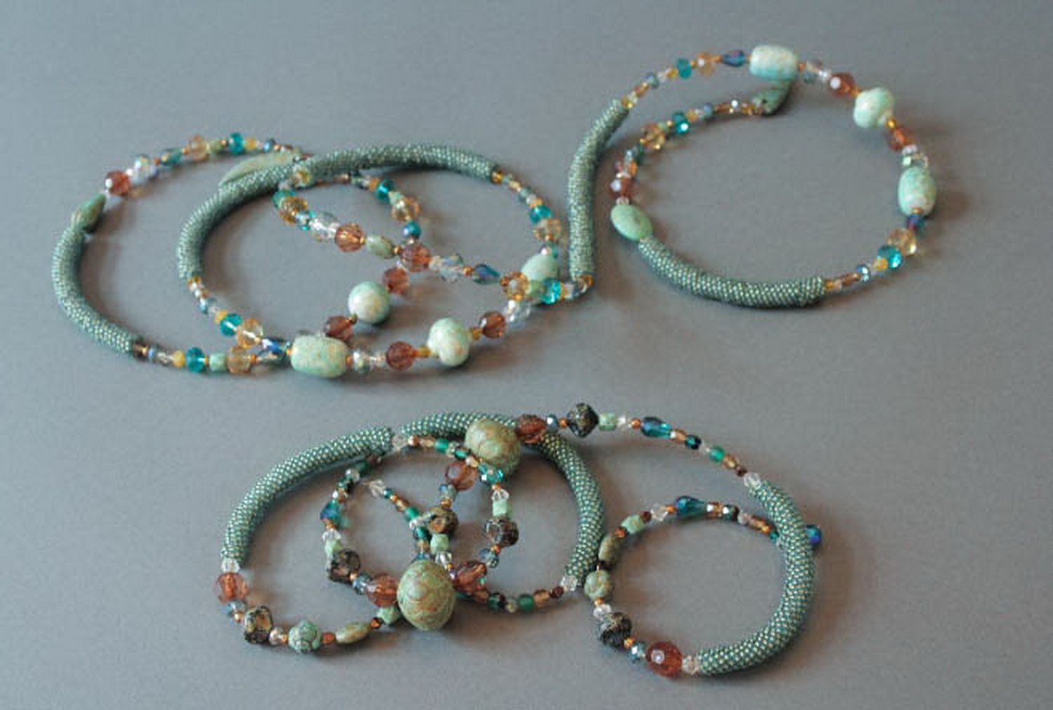 Conjunto de collar y pulsera, hecho de abalorios con piedras decorativas foto 8