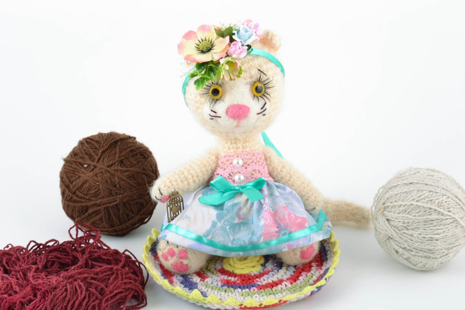 Kleines nettes handmade Kuscheltier Katze im schönen Kleid aus Wolle für kleine Prinzessinnen  foto 1