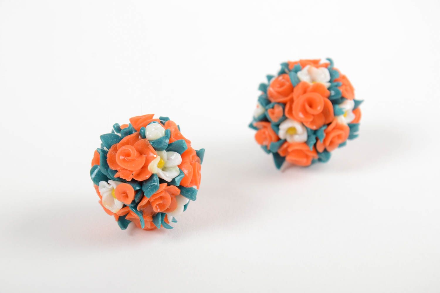 Красочные цветочные серьги из полимерной глины ручной работы красивые нарядные фото 3