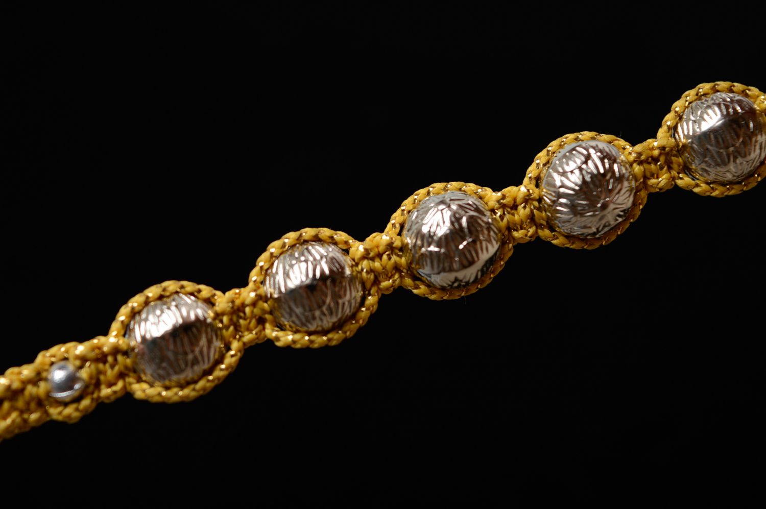 Bracelet en macramé de fil en coton ciré avec perles de bois fleurs fait main photo 2