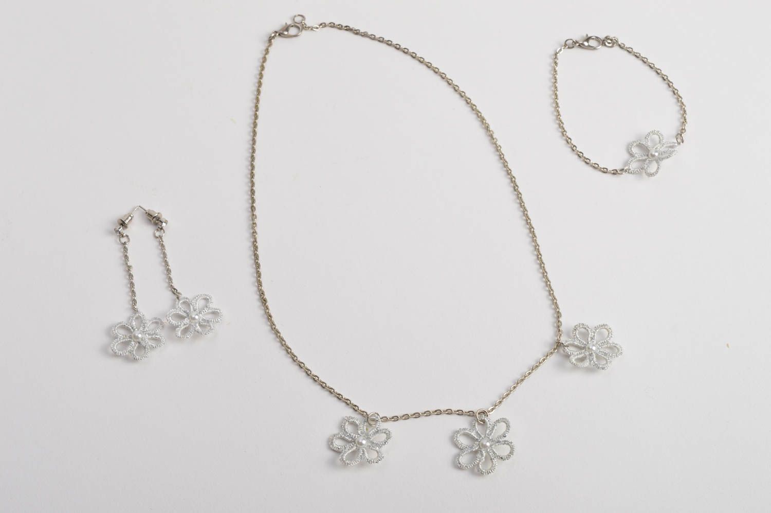 Parure de bijoux fleurs blanches frivolité sur chaînes faits main 3 pièces photo 2