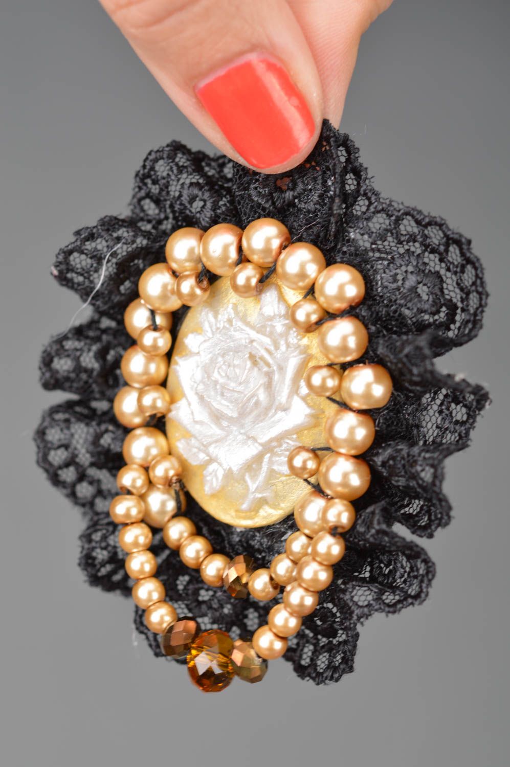 Broche faite main en dentelle noire fausses perles et camée fleur style vintage photo 3
