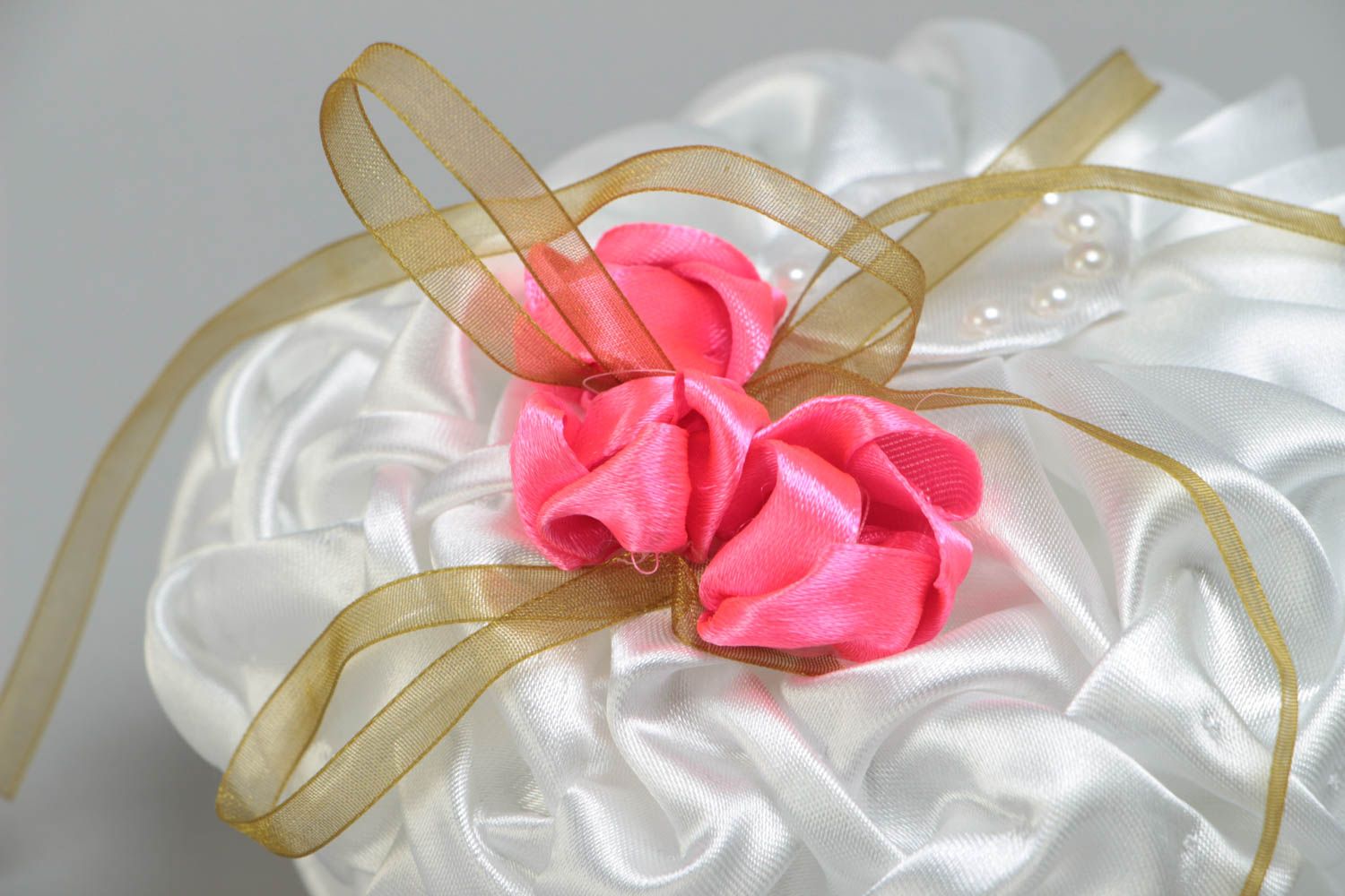 Свадебная подушечка для колец белая атласная с цветами небольшая ручной работы фото 5