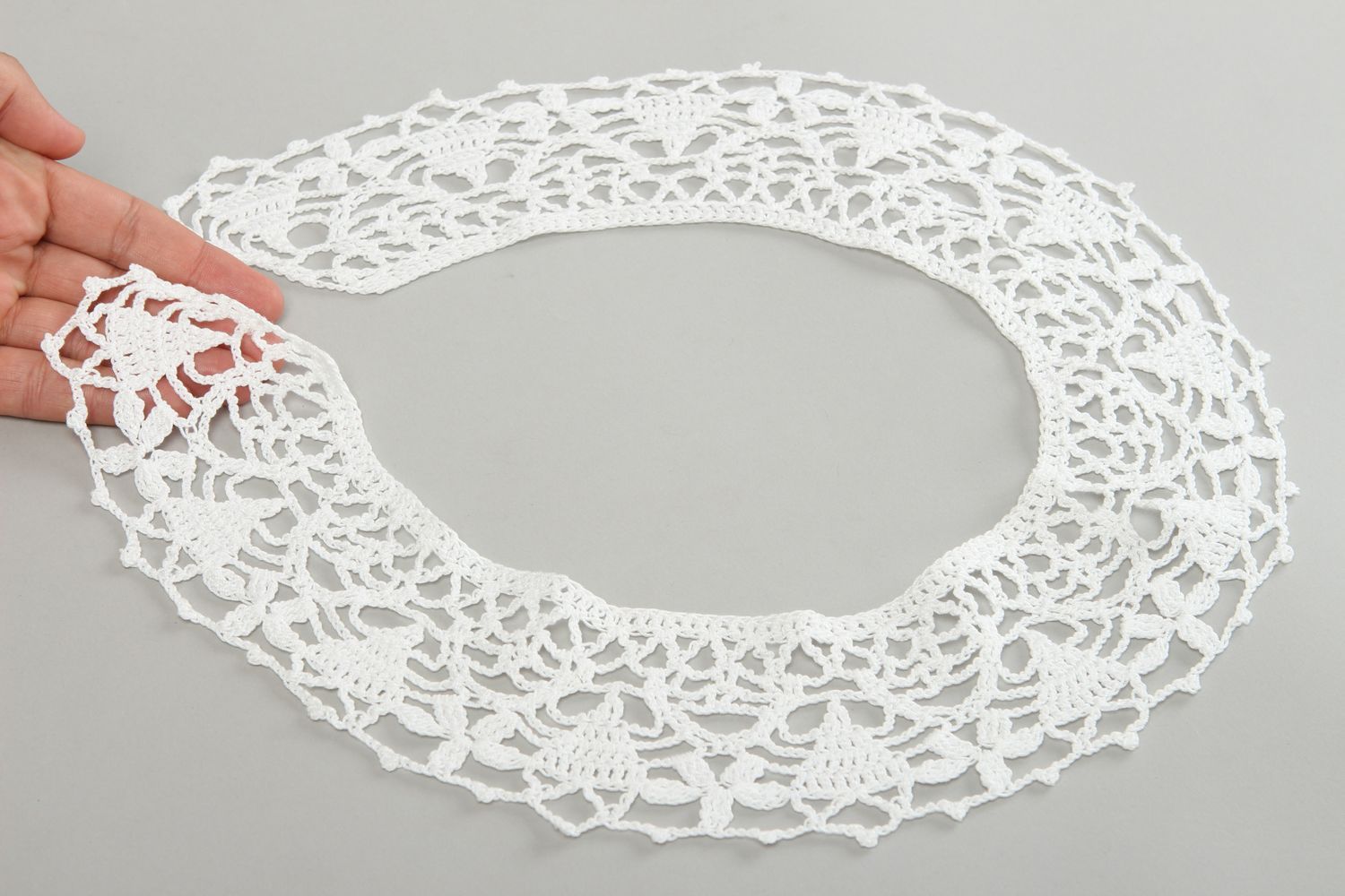 Col blanc Accessoire fait main tricoté au crochet Cadeau femme ajouré design photo 5