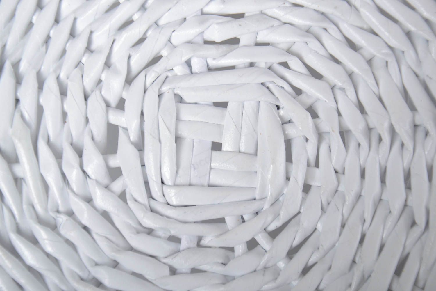 Плетеная вазочка для конфет из бумажной лозы белая необычной формы ручная работа фото 4