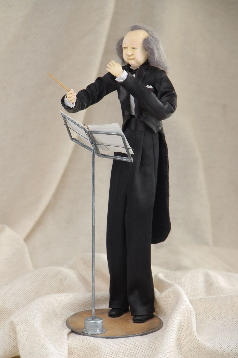 Handgemachte Interieur Puppe Dirigent mit Haaren aus Paperclay auf Ständer foto 1
