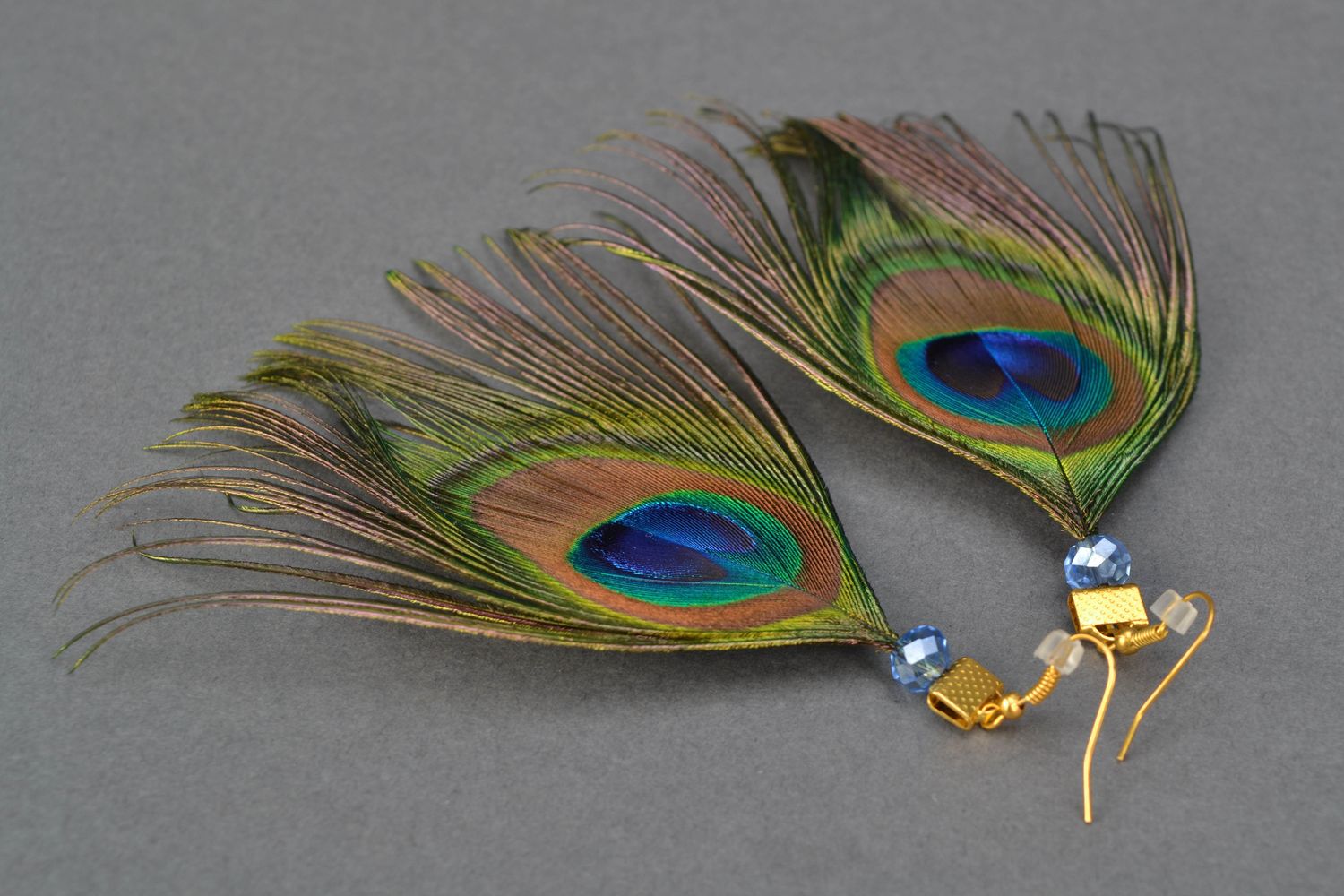 Pendientes hechos a mano de plumas de pavo real foto 4