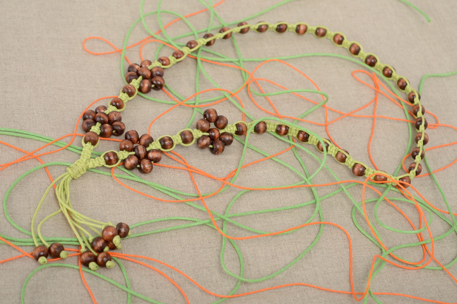 Long collier en macramé vert et marron avec perles de bois fait main pour femme photo 1
