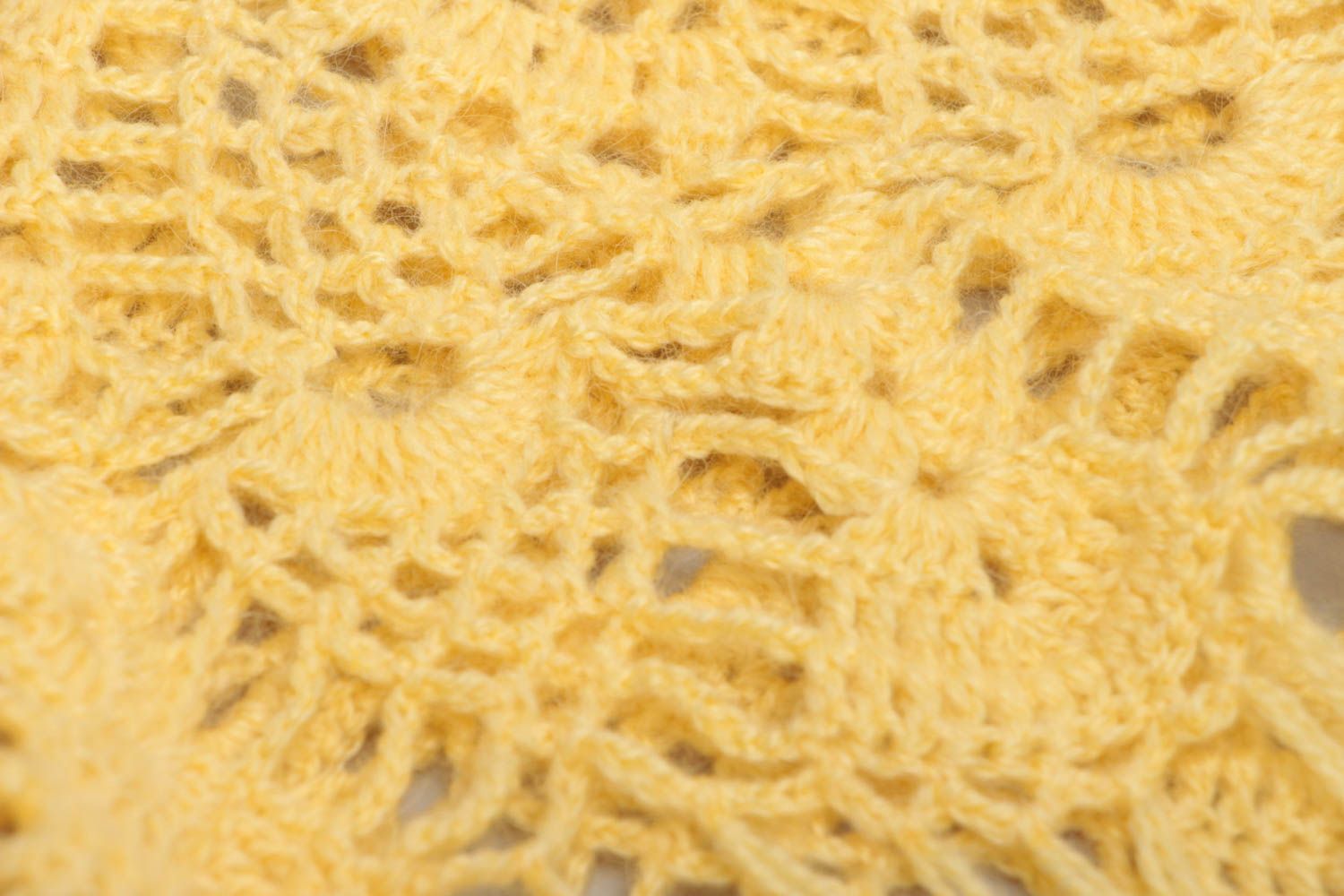 Châle jaune tricoté en mohair au crochet ajouré fait main avec franges original photo 3