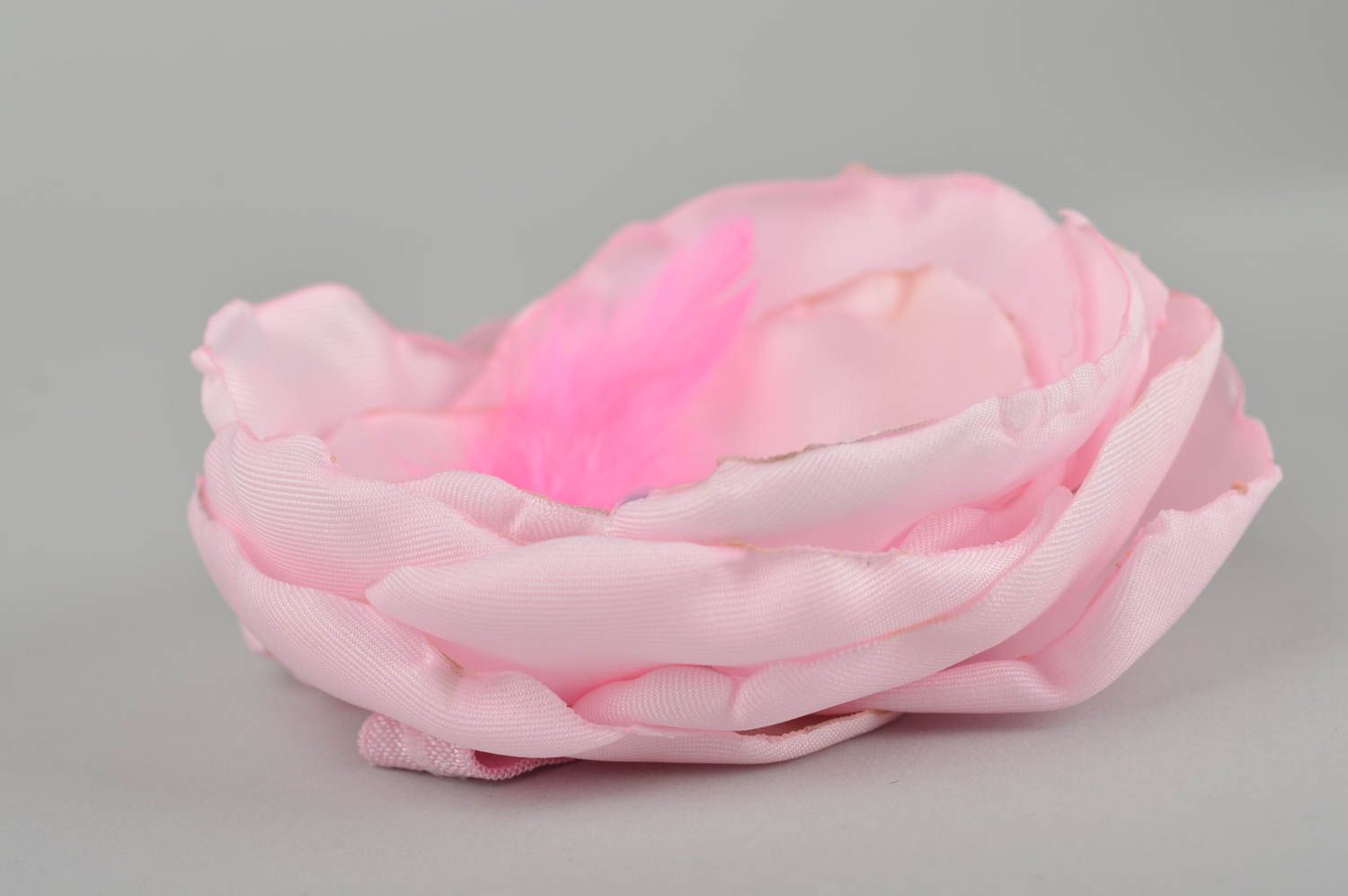 Broche Barrette fleur rose faite main en tissu avec plumes Accessoire femme photo 3