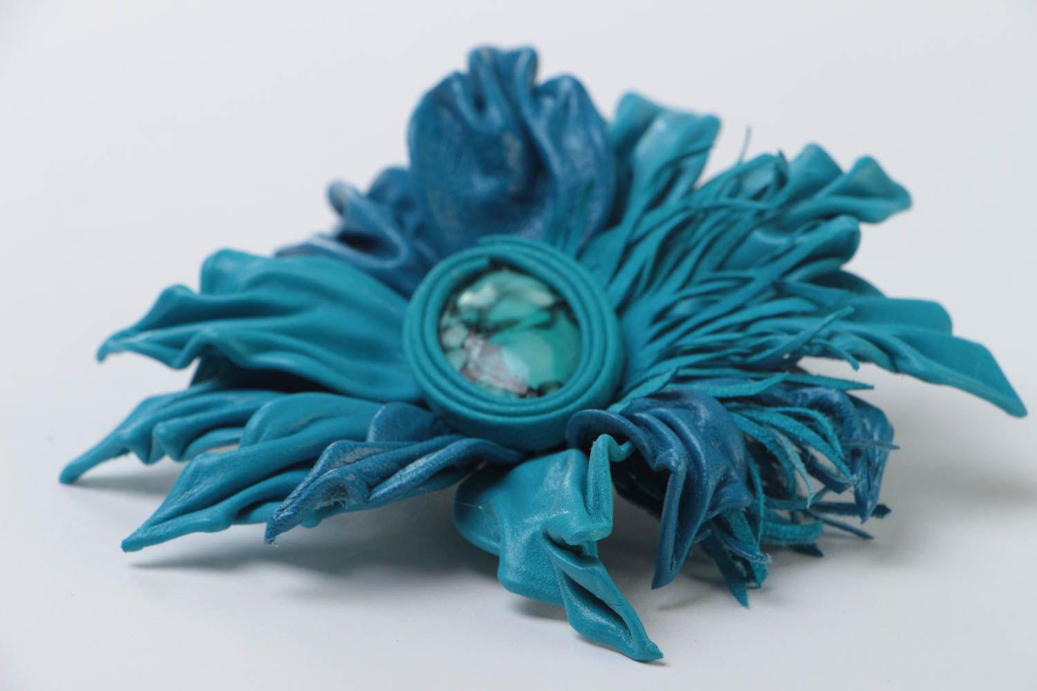 Broche en cuir naturel pince à cheveux en forme de fleur turquoise faite main photo 3