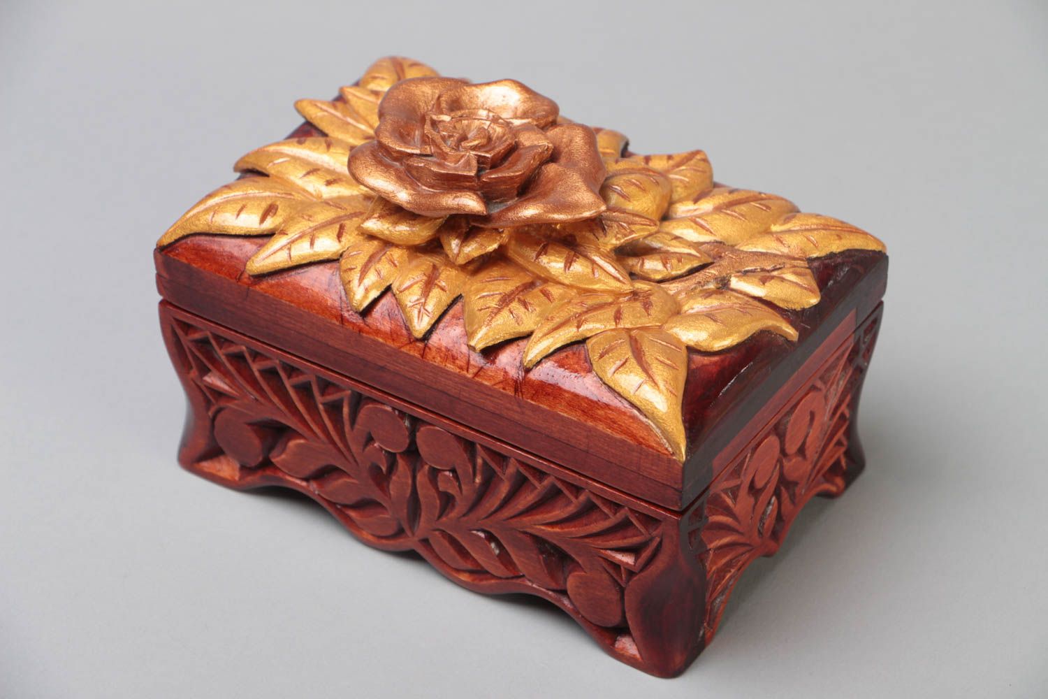 Petit coffret en bois sculpté pour bijoux fait main original avec rose photo 2