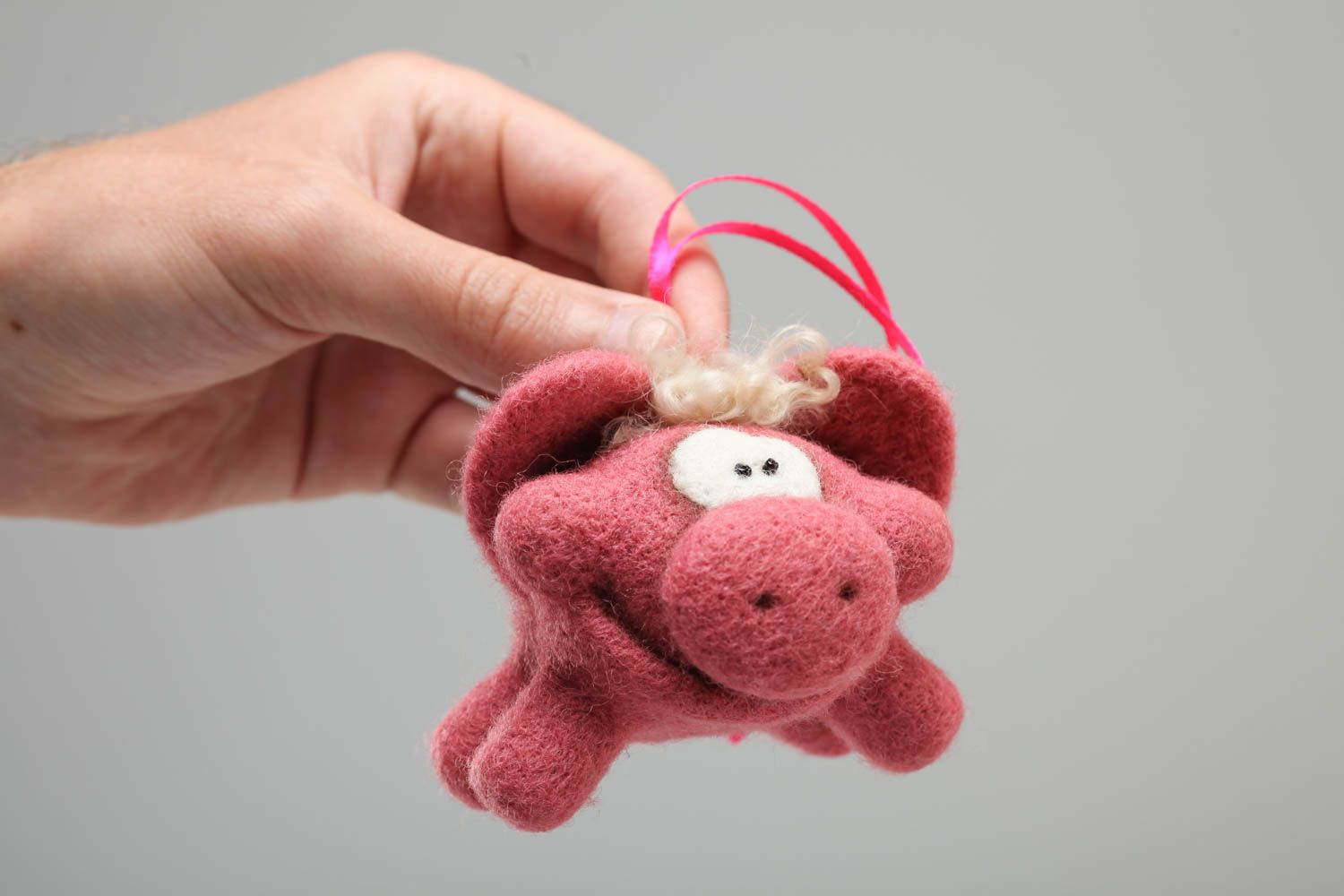 Suspension décorative cochon rose en laine faite main technique de feutrage photo 5