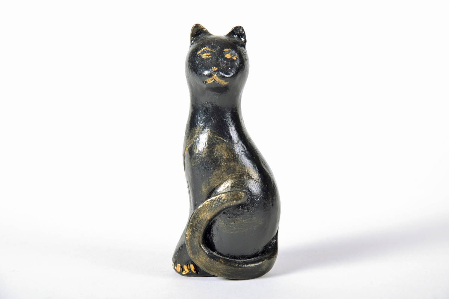 Figurilla cerámica hecha a mano en forma de gata foto 2