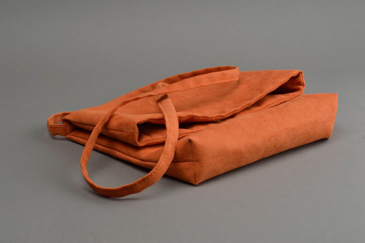 Оранжевая сумка сверток через плечо из искусственной замши ручной работы фото 2