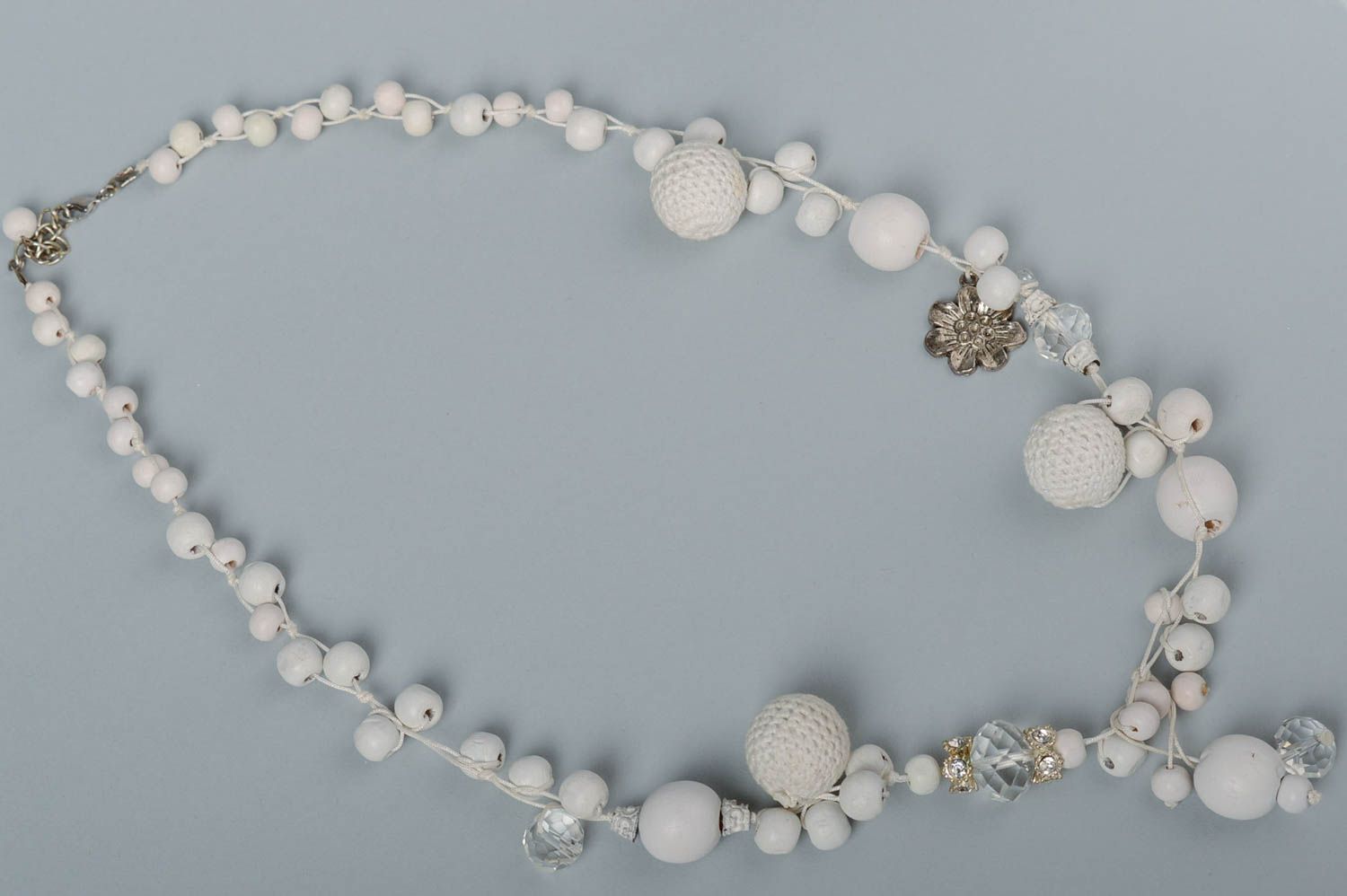 Handmade weiße Halskette aus Holzperlen    Kristall und Fäden schön lang  foto 2