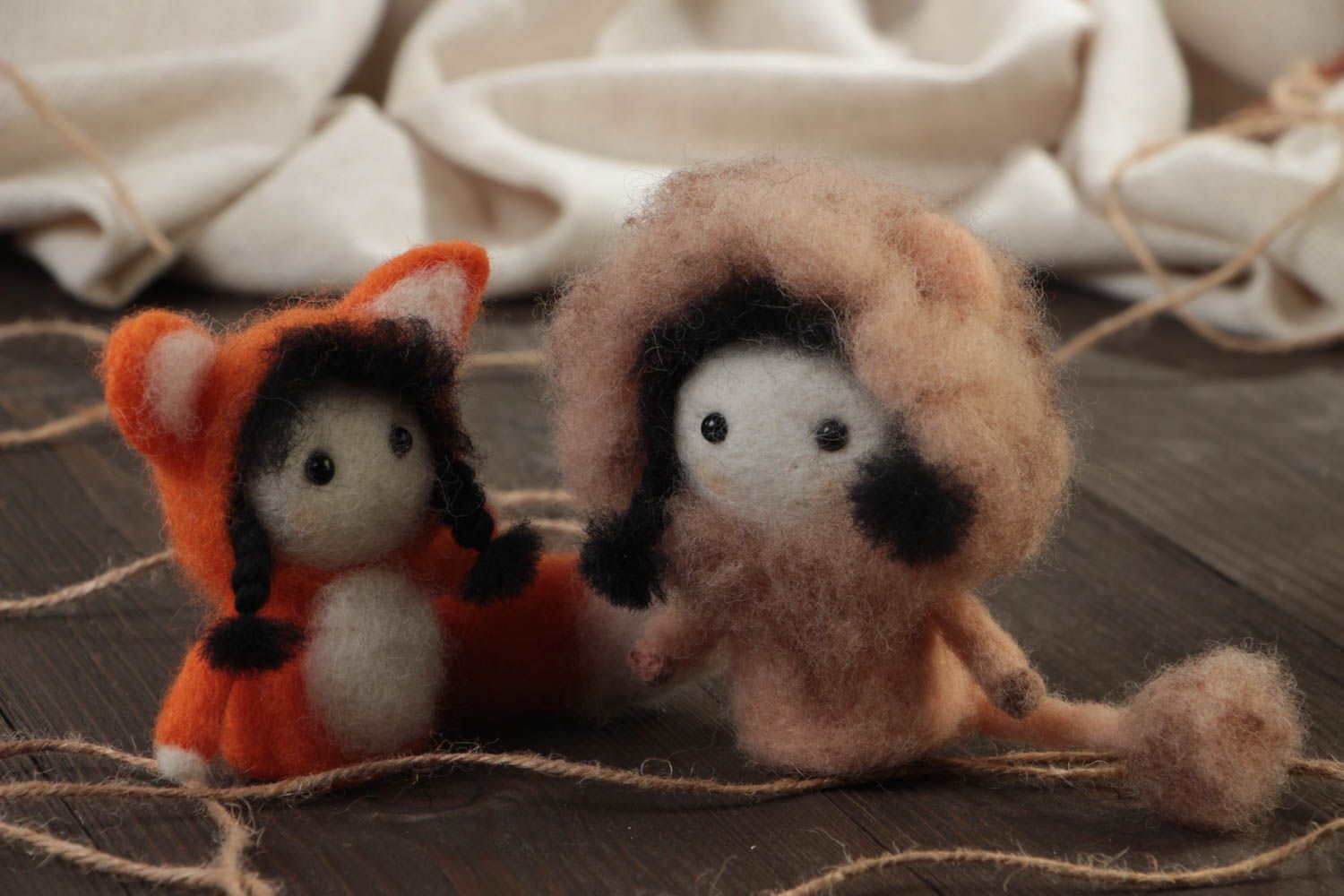 Small handmade felted wool toys set 2 pieces lion and fox for children photo 1