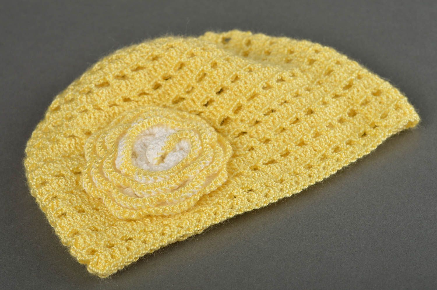 Gelbe Mütze für Mädchen handgemachte Mütze modisches Accessoire stilvoll foto 2