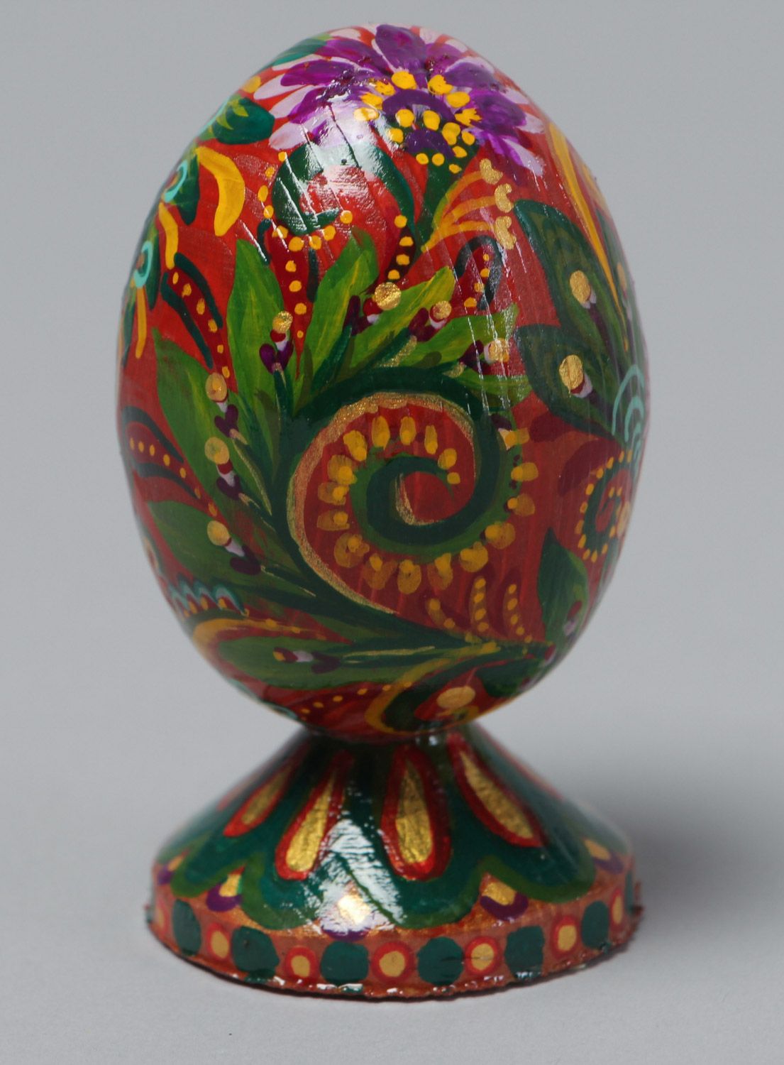 Huevo de Pascua de madera pintado artesanal bonito en técnica de autor foto 2