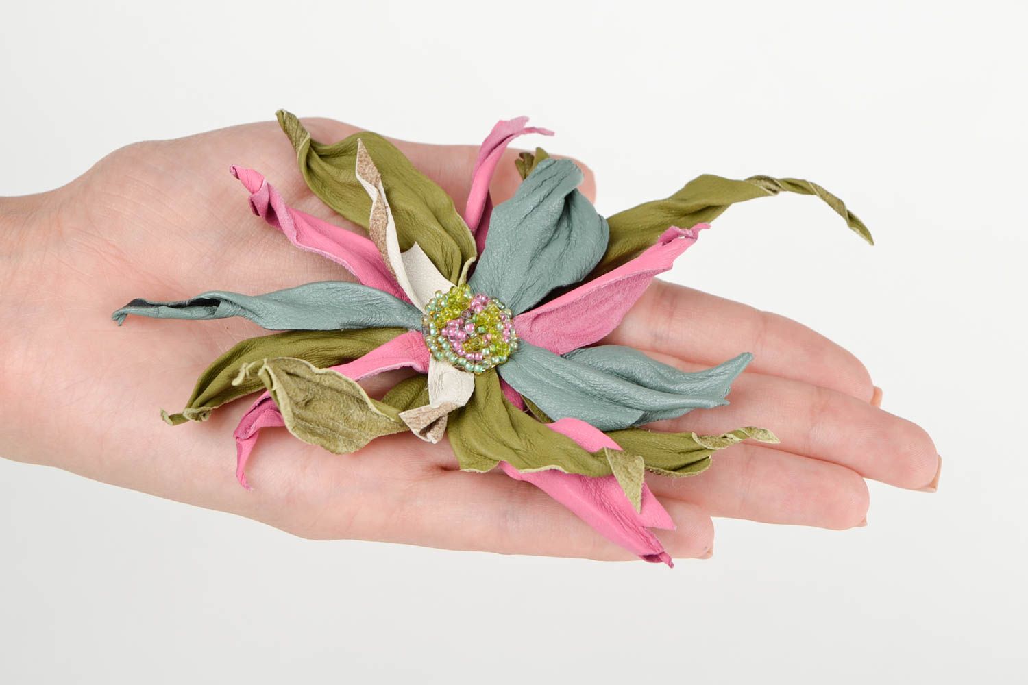 Broche fleur Bijou fantaisie fait main en cuir design sympa Accessoire femme photo 2