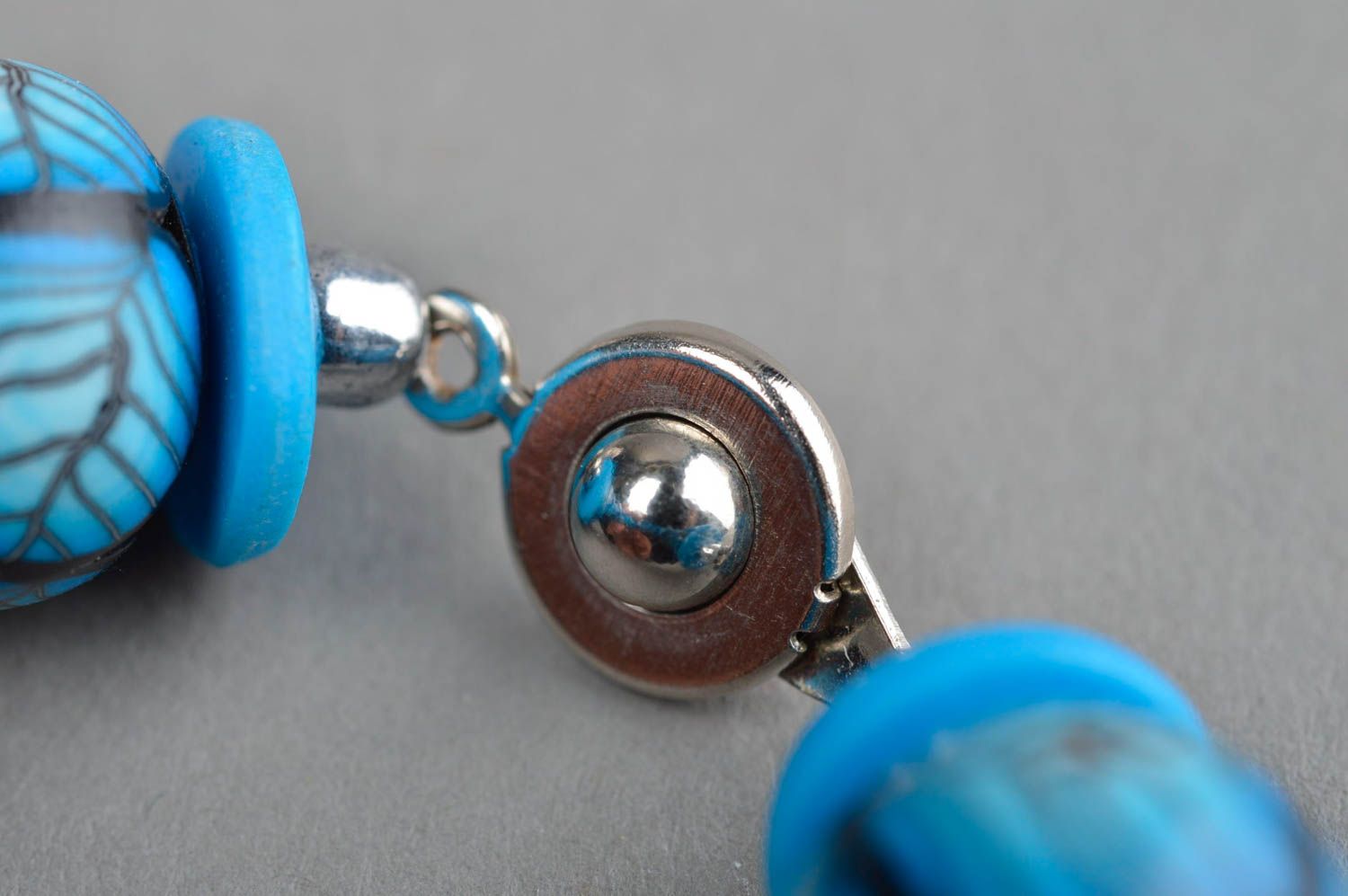 Handgemachtes Designer Armband aus Polymerton in blauen Farben für Damen foto 4