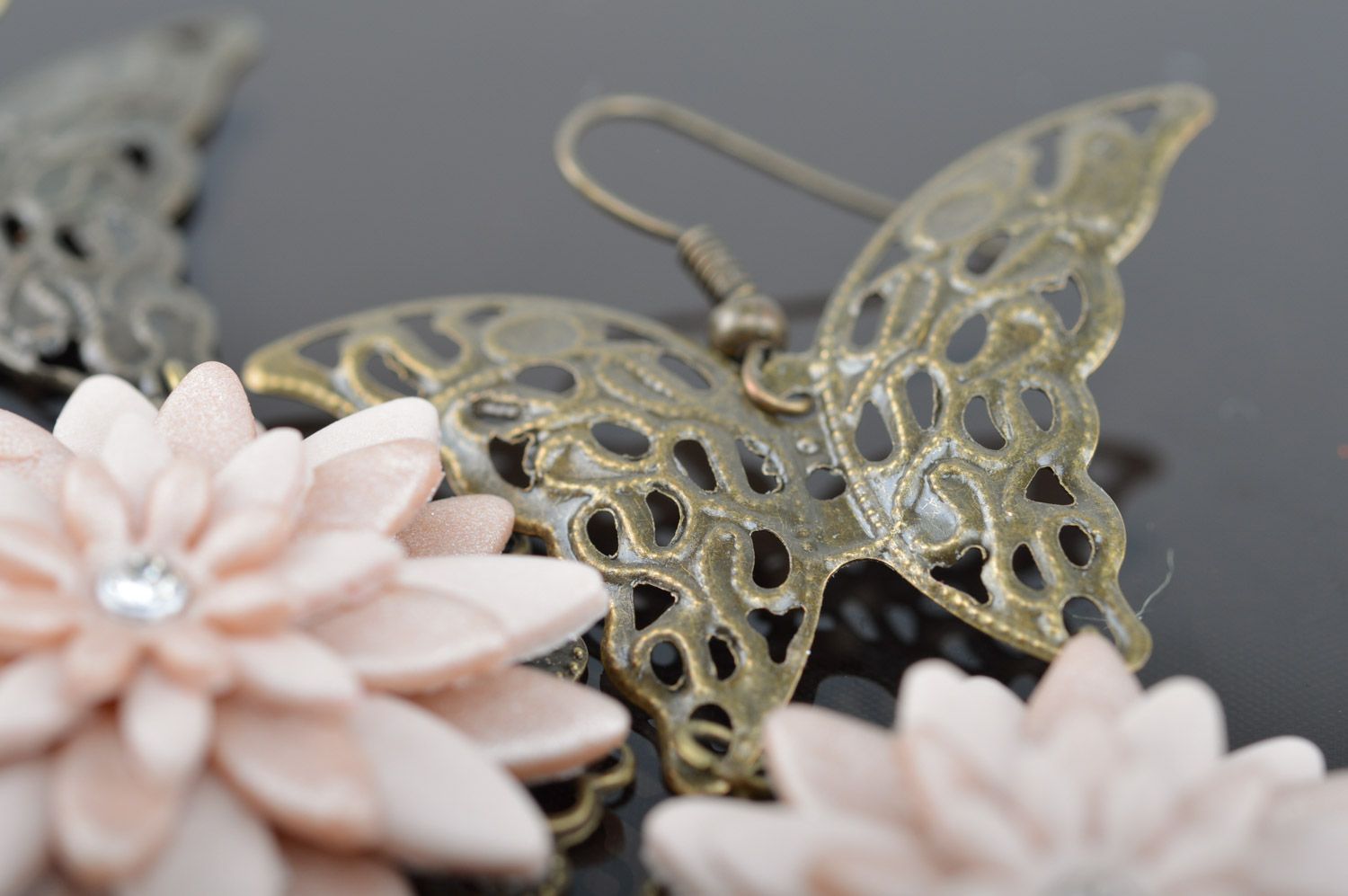 Pendientes artesanales de arcilla polimérica con mariposas de metal para mujer foto 5