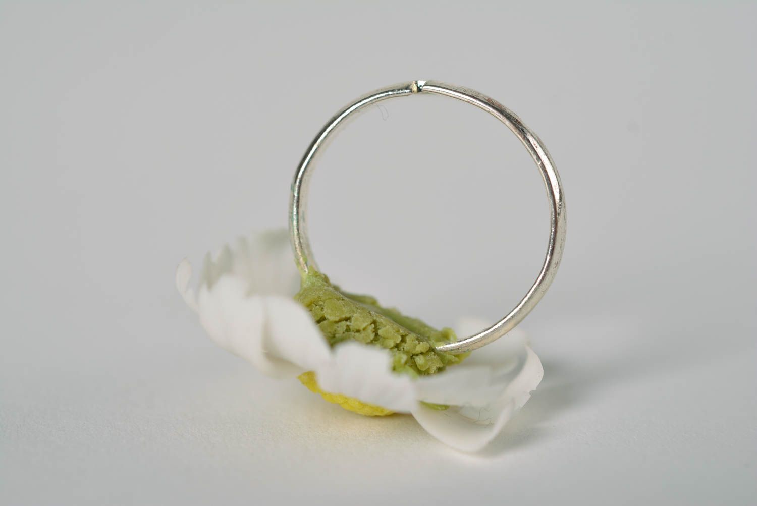 Anillo hecho a mano de arcilla polimérica con forma de flor de margarita blanca foto 4
