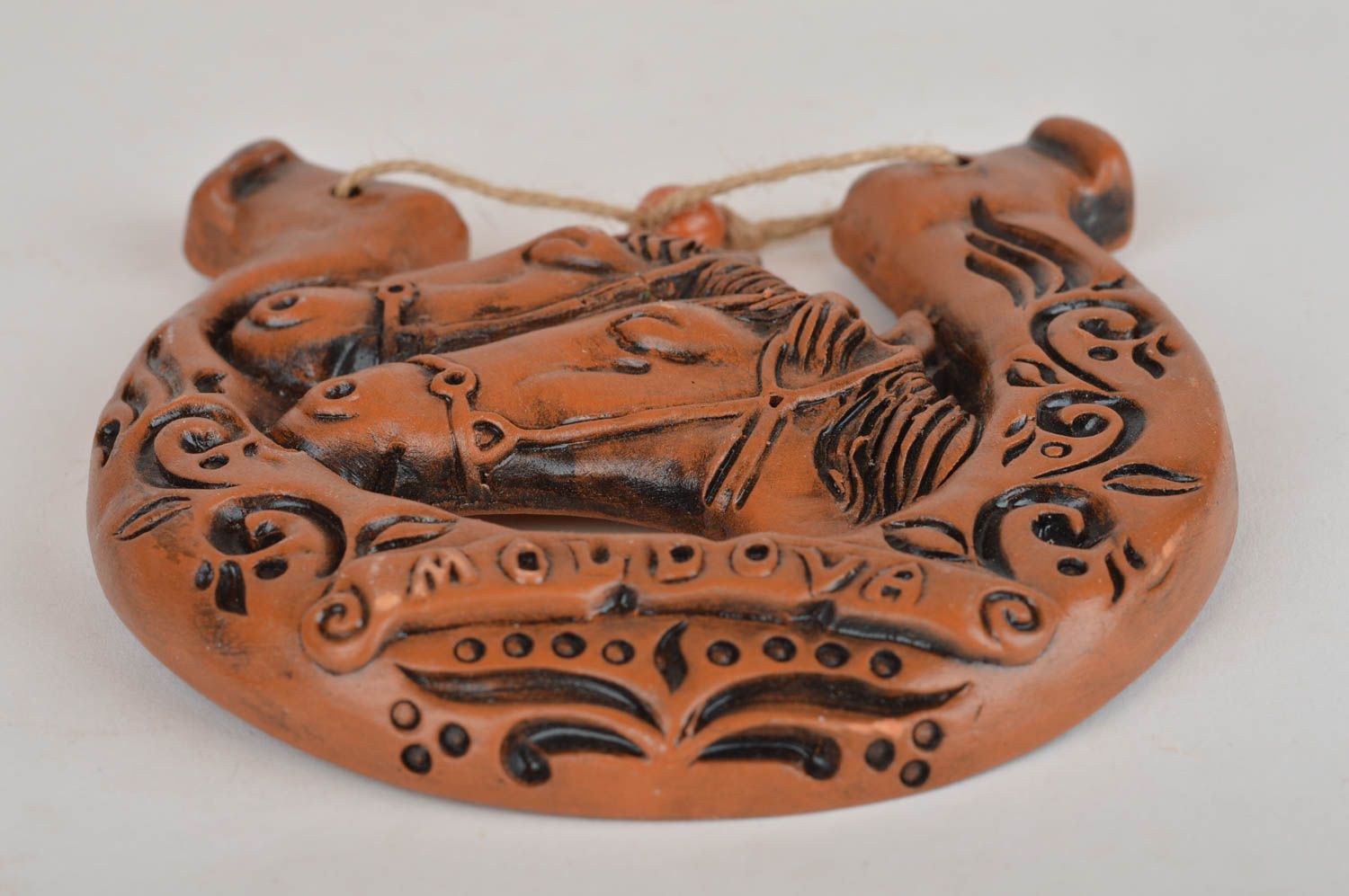 Décoration à suspendre en céramique brune faite main fer à cheval porte-bonheur photo 2