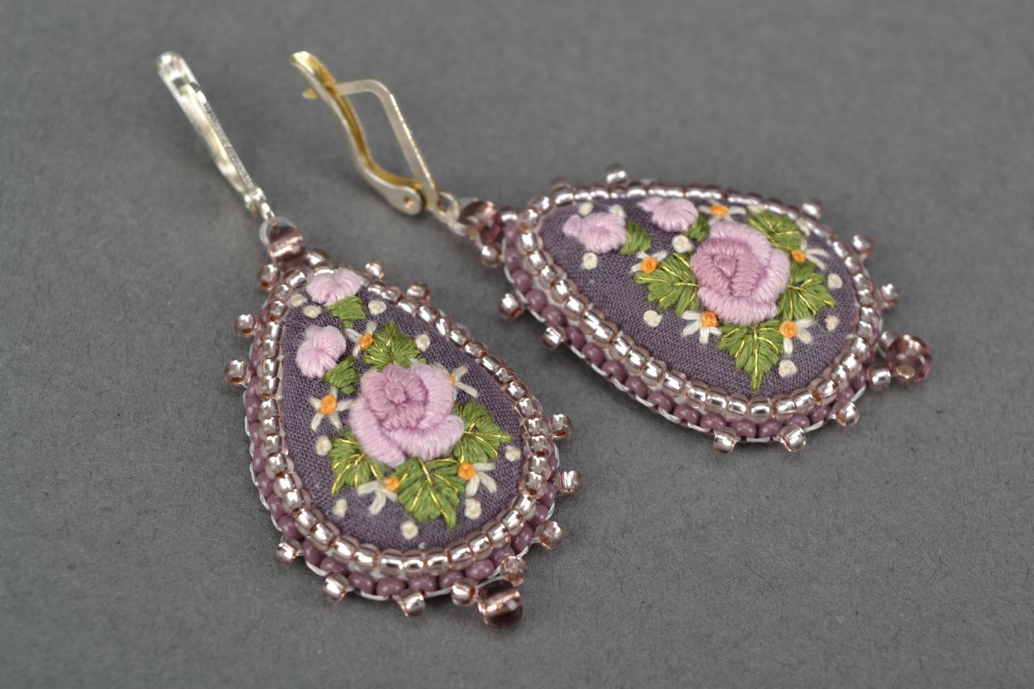 Embroidered dangle earrings photo 4