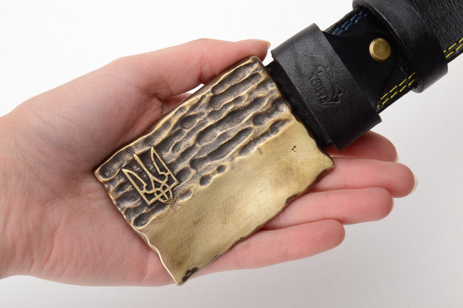 Handgemachter Gürtel aus Leder mit Metallschnalle aus Messing mit Dreizack foto 5