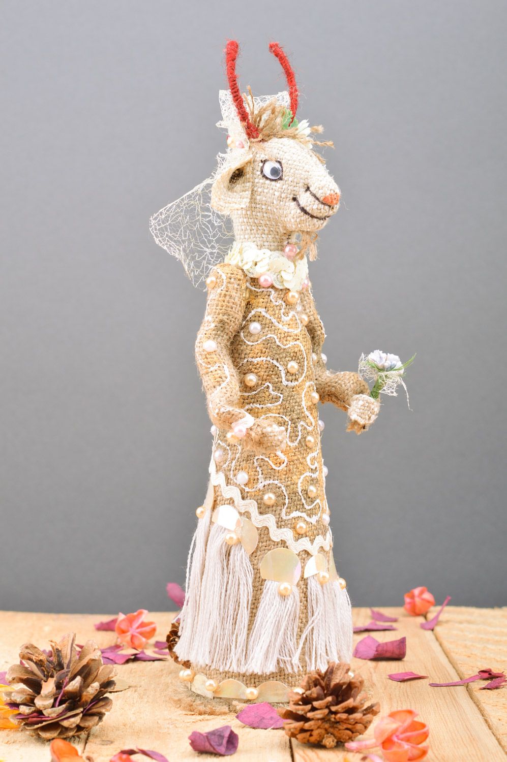 Игрушка чехол на бутылку декор коза невеста из мешковины ручная работа фото 2