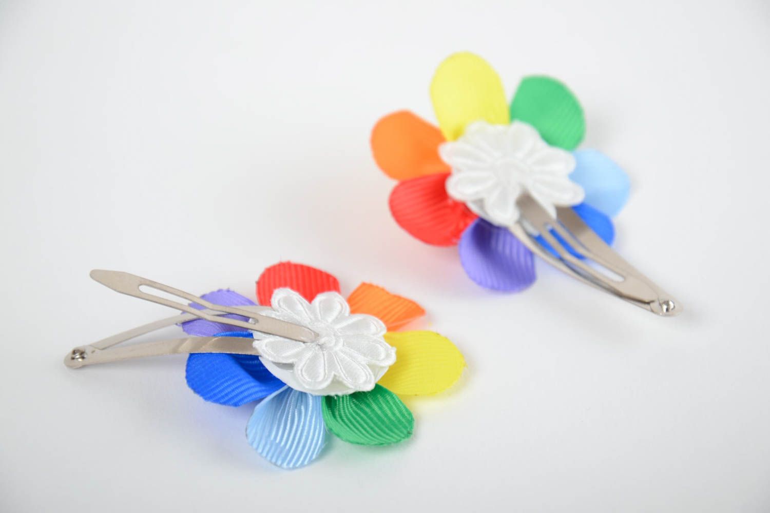 Bunte handgemachte Haarspangen aus Atlasbändern mit Blumen für Kinder 2 Stück  foto 3