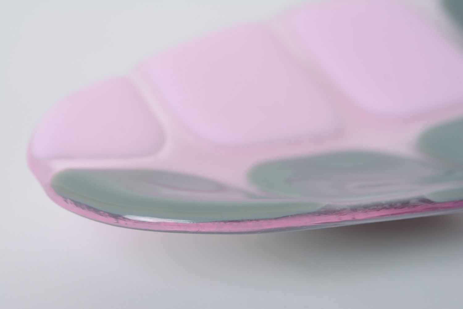 Plato artesanal de vidrio de forma ovalada y color rosado con gris fusing foto 5