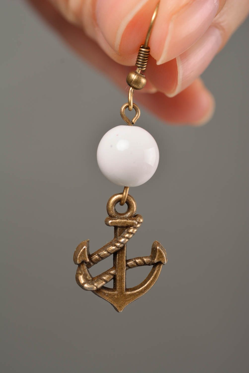 Handmade Anker Ohrringe aus Metall mit Perlen künstlerisch elegant klein  foto 2