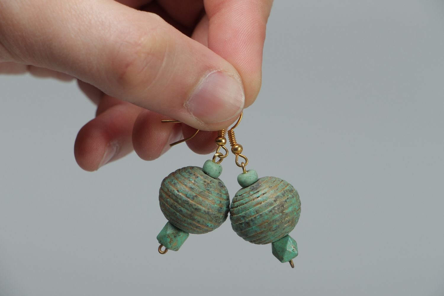 Boucles d'oreilles pendantes faites main avec perles en bois photo 3