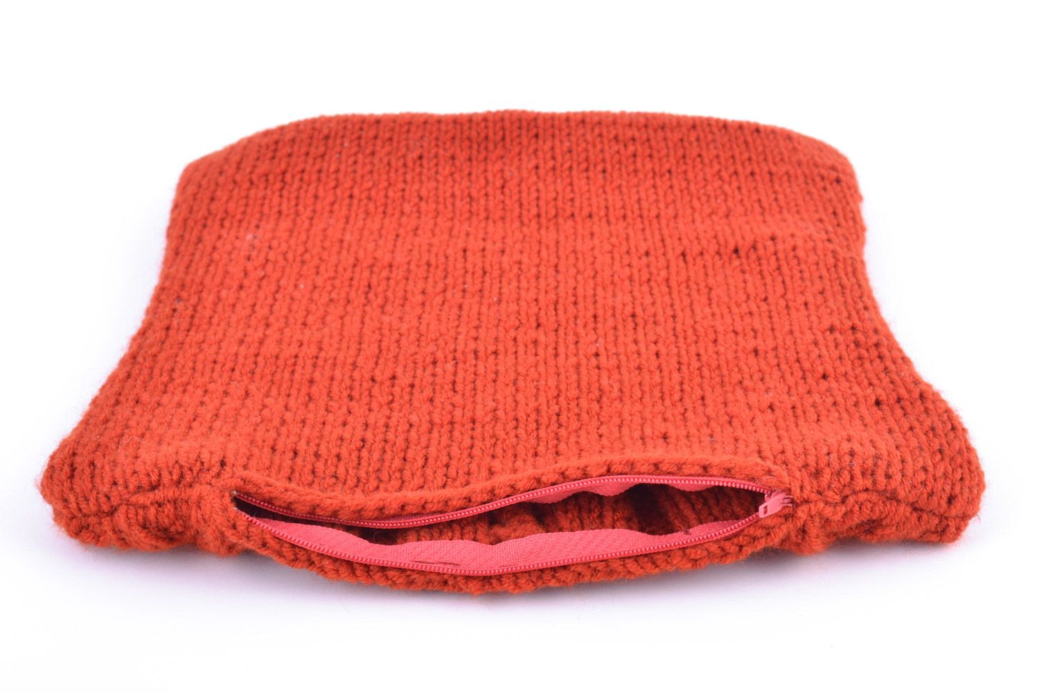Funda para almohada artesanal de hilos lana mezclada rojos en técnica de tejer foto 4