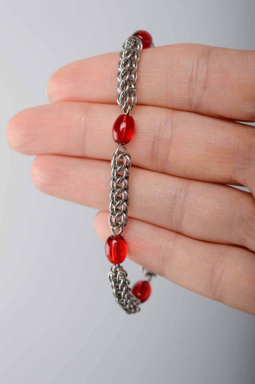 Bracelet à mailles avec perles de verre rouge photo 5