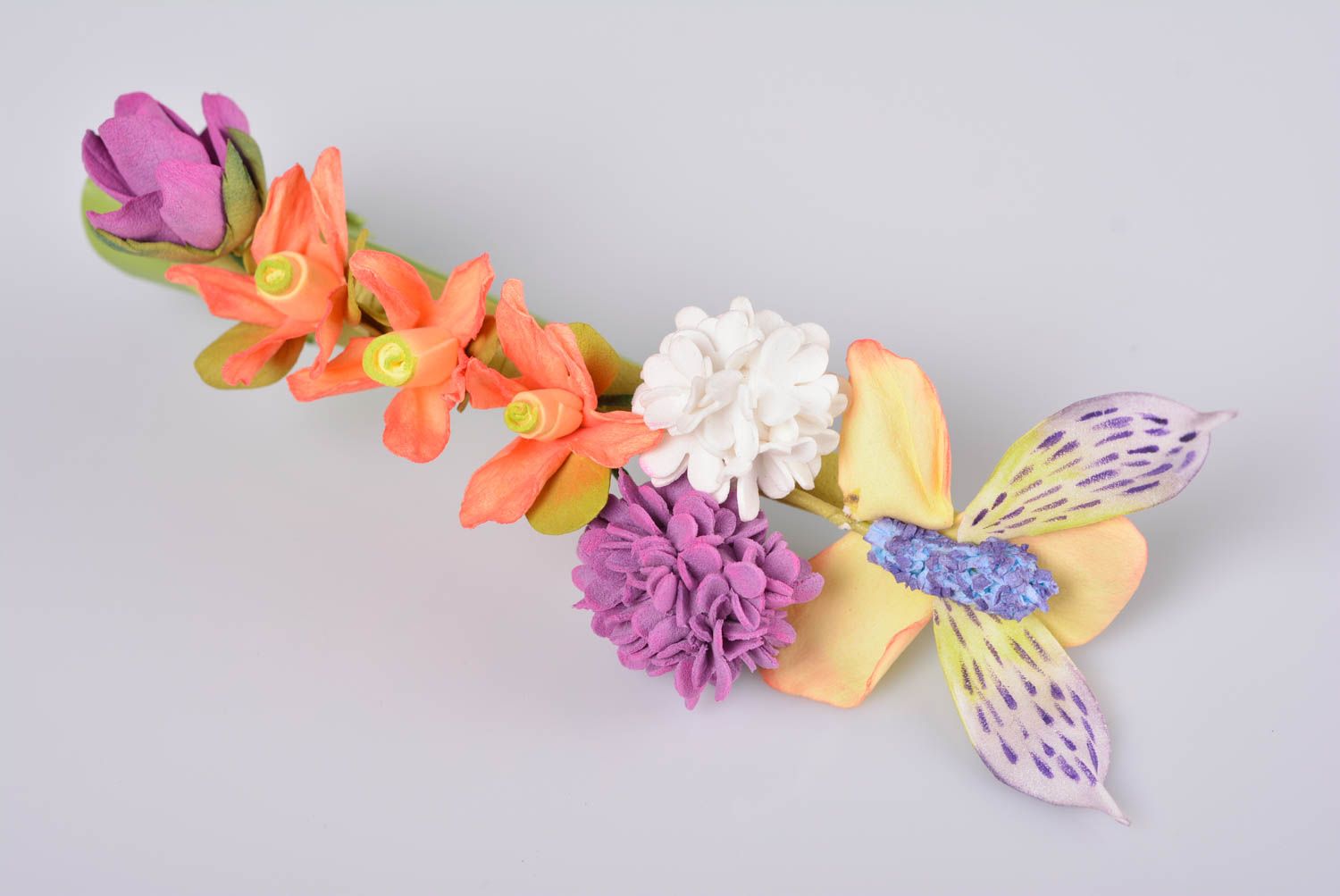 Buntfarbige schöne handgemachte Haarspange aus Foamiran mit Blumen für Frauen foto 1