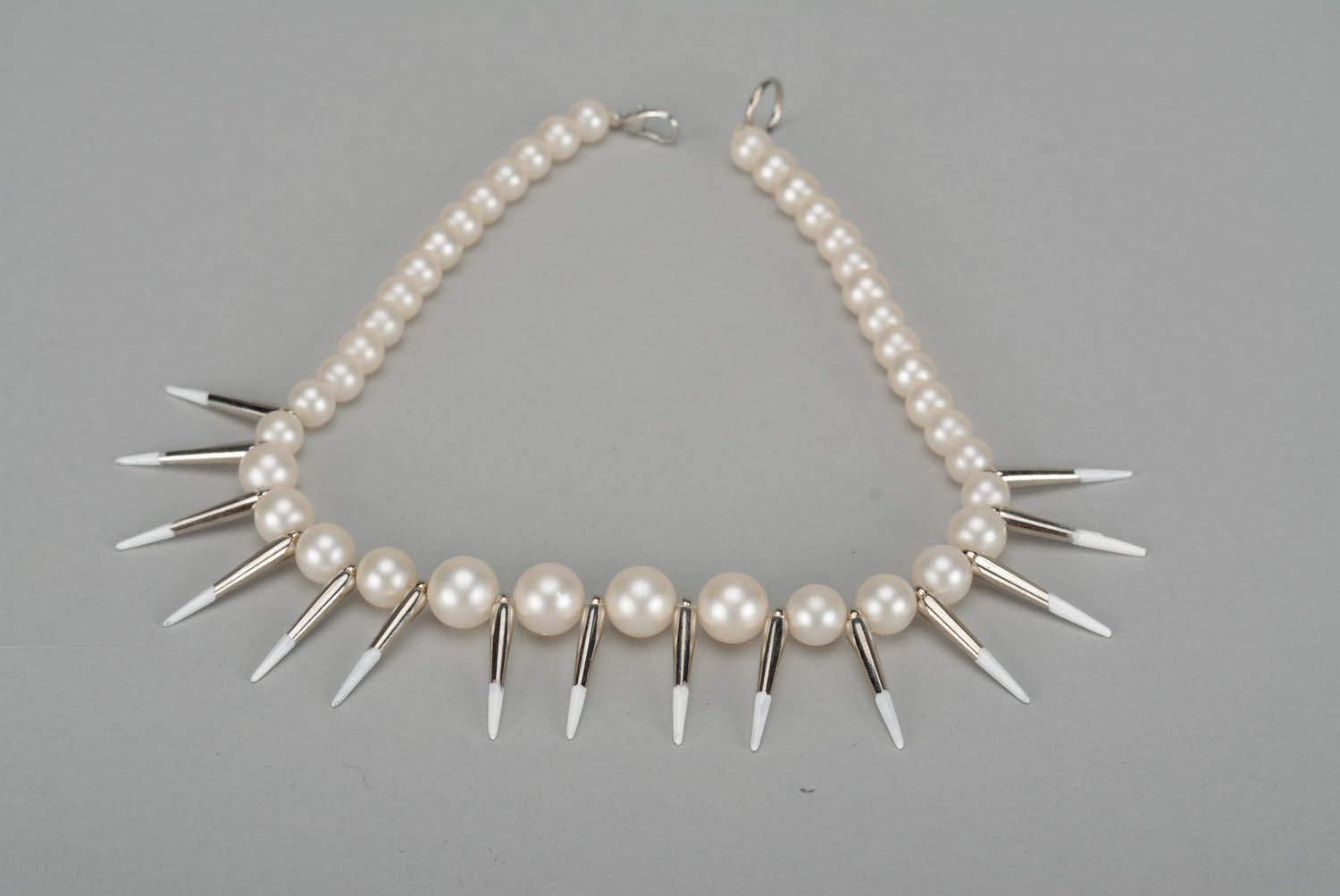 Collier de piques et perles artificielles photo 2