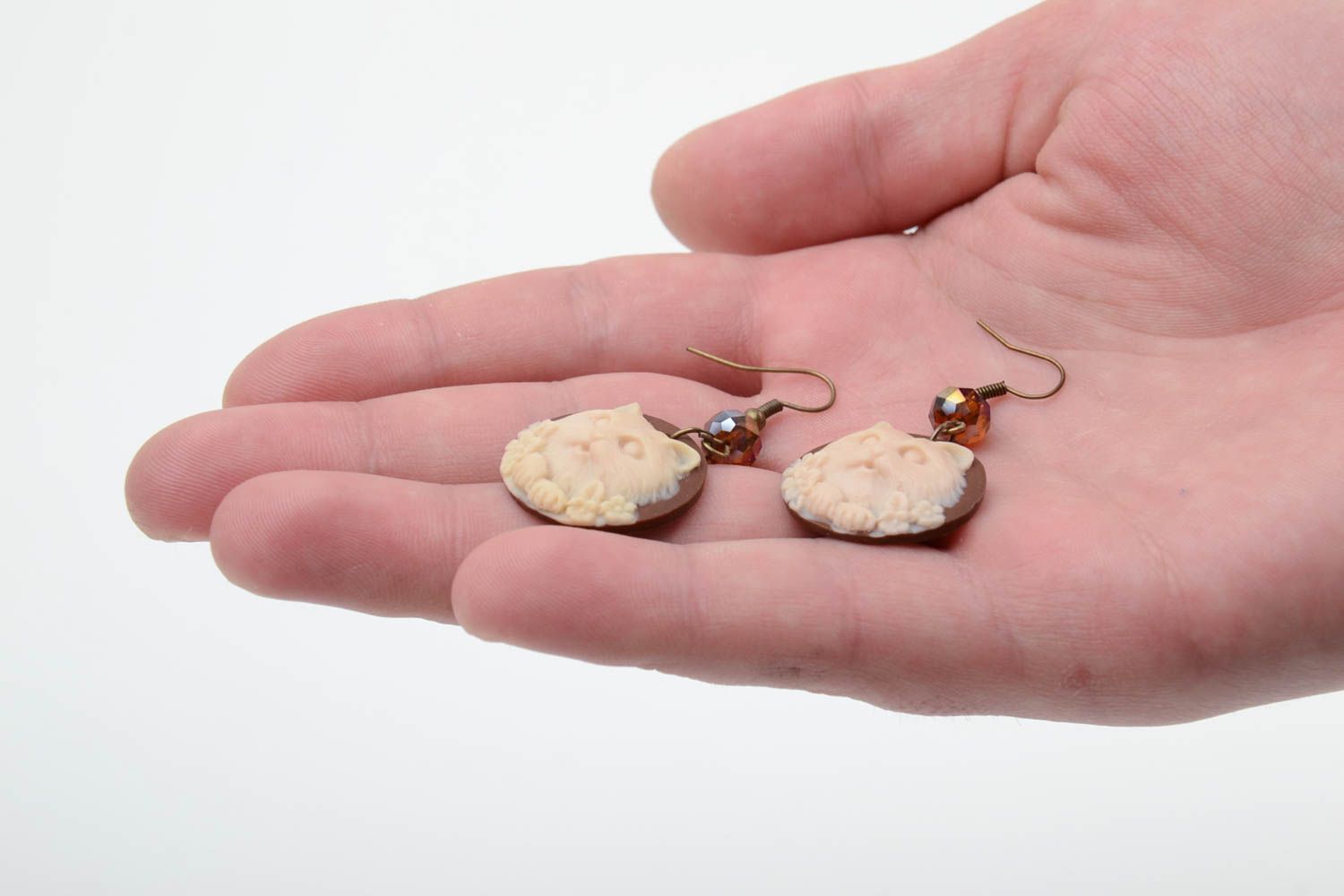 Originelle runde Ohrringe aus Polymerton mit Katzen von Handarbeit schön foto 2