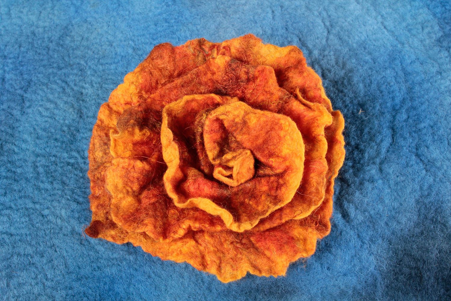 Broche fleur orange Pince cheveux faite main en laine feutrée Cadeau femme photo 1