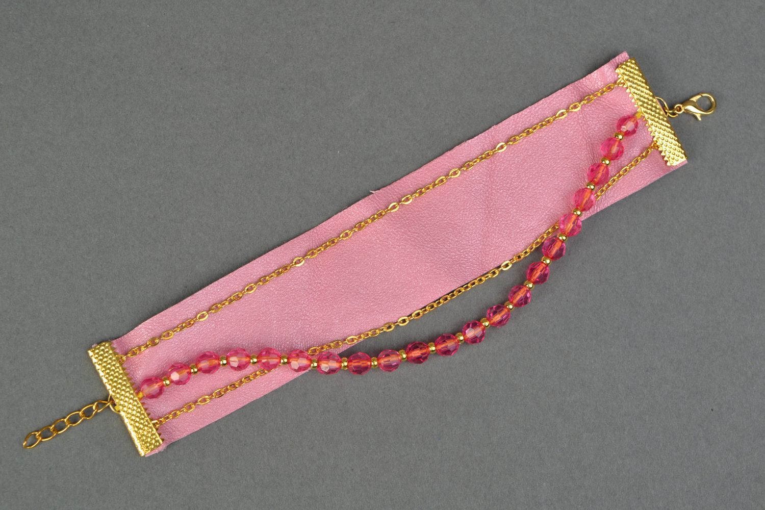 Розовый браслет из натуральной кожи с цепочками и бусинами фото 3