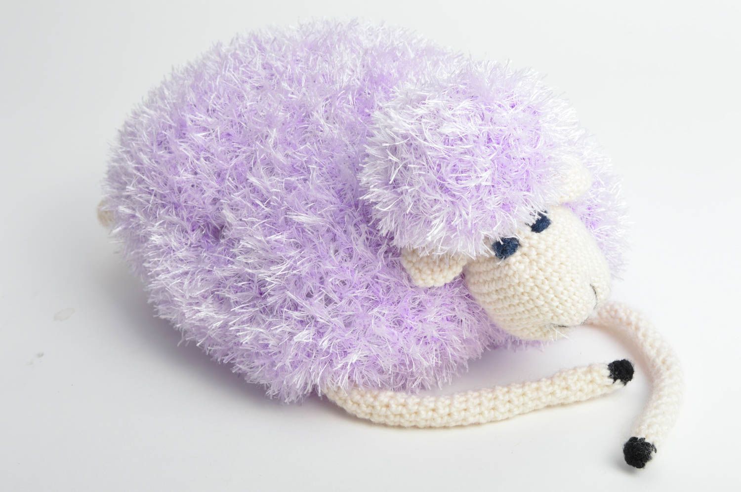 Смешная авторская вязаная игрушка в виде фиолетовой овечки для детей и декора фото 5