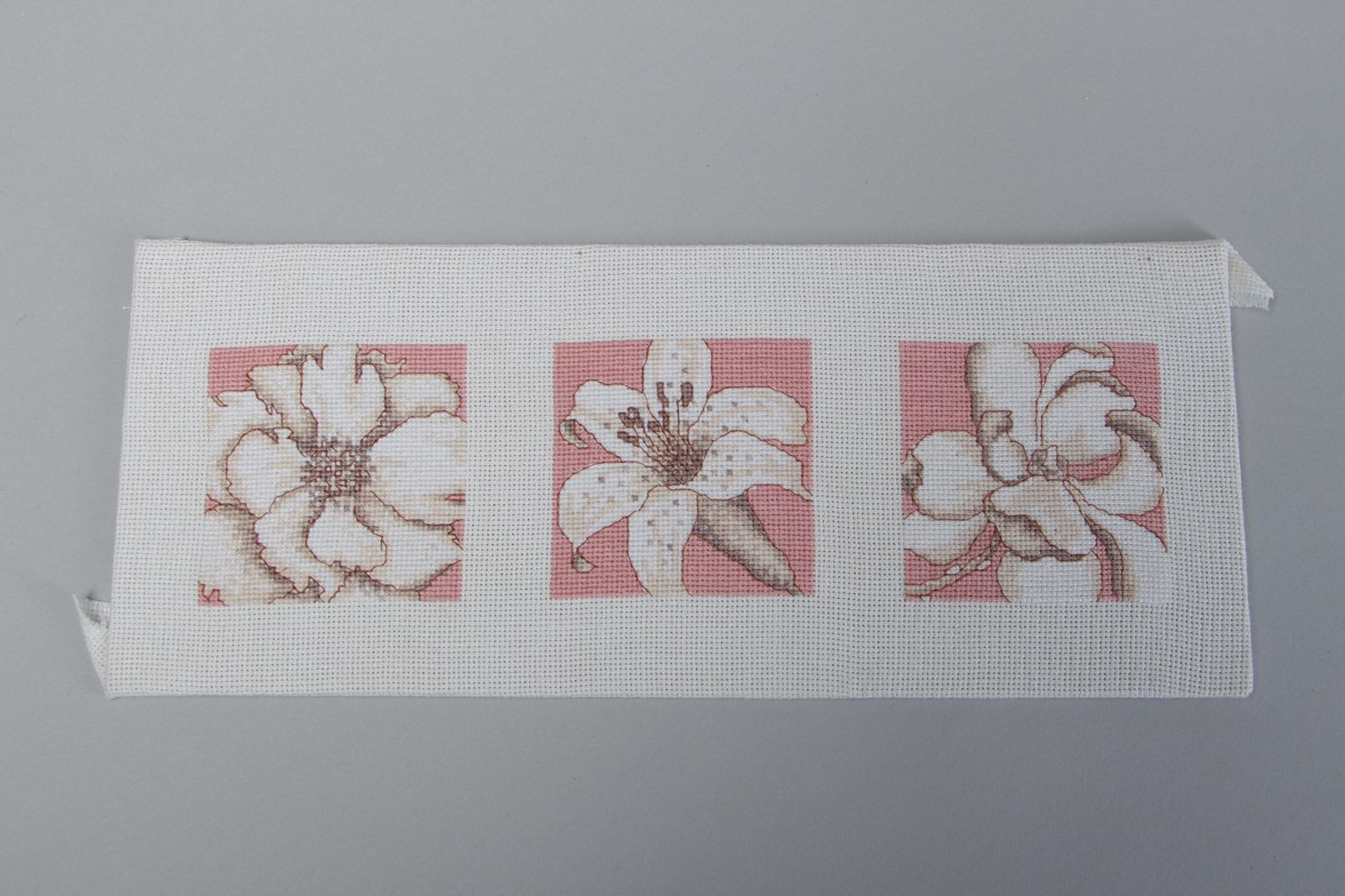 Cuadro bordado en punto de cruz flores blancas en fondo rosado artesanal regalo foto 2