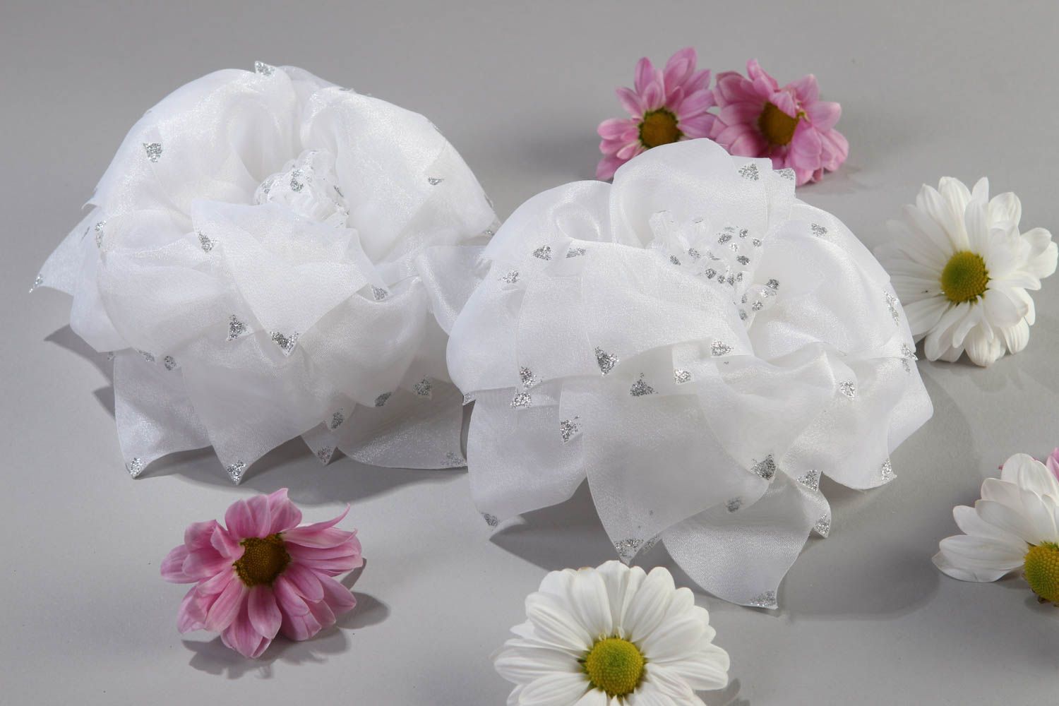 Резинки в цветками ручной работы детские резинки белые аксессуары для волос фото 1