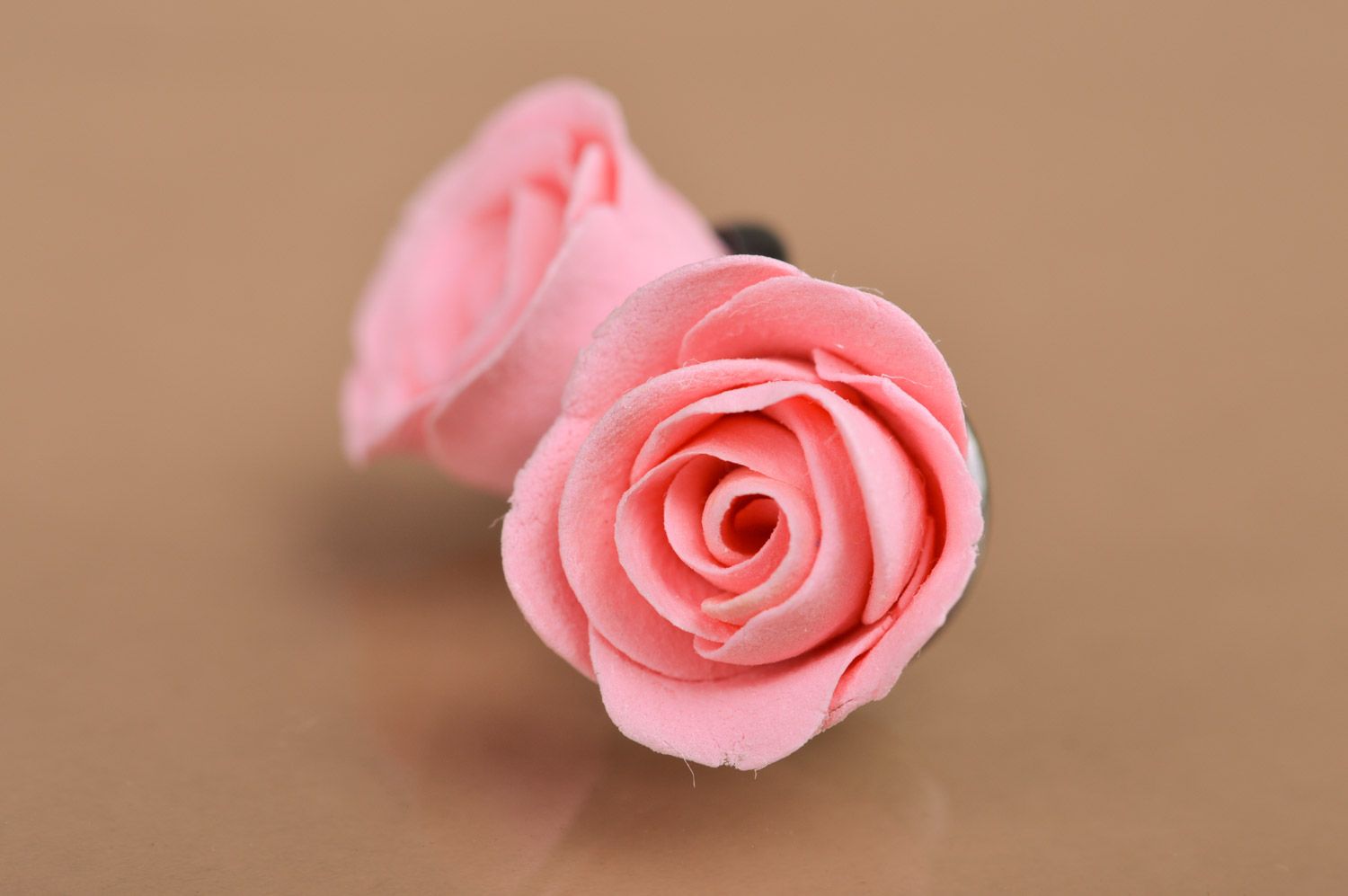 Handmade plastic flower stud earrings in the shape of pink roses photo 4